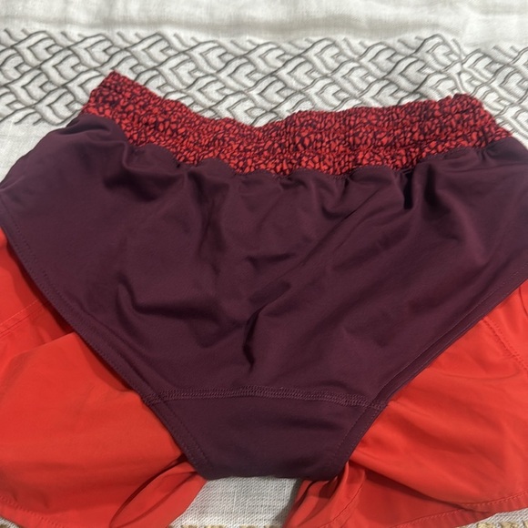 (A4)Lululemon Women's 8 Shorts
Red Grape Miss Mosaic
Alarming Tracker IIIRunning - Picture 11 of 13